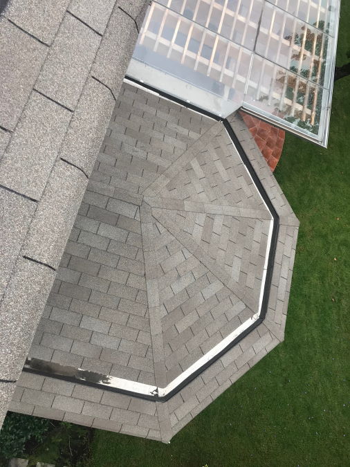 vista a las alturas de un techo con tejas color gris