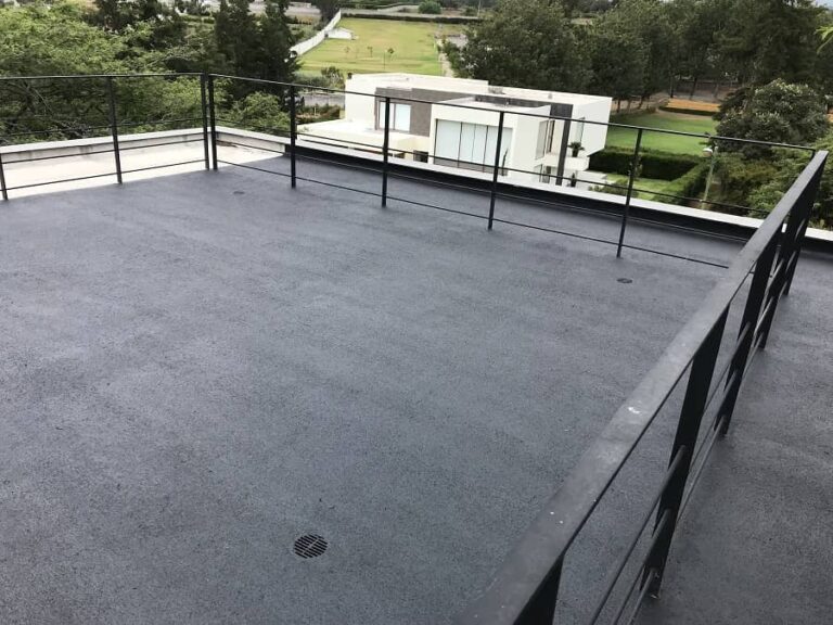 terraza impermeabilizada color negro con sifón